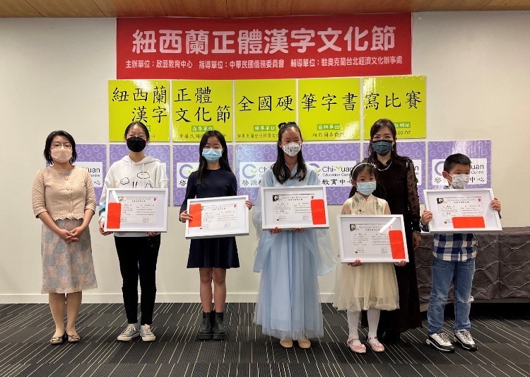 陳詠韶處長頒發第一名獎狀及獎金