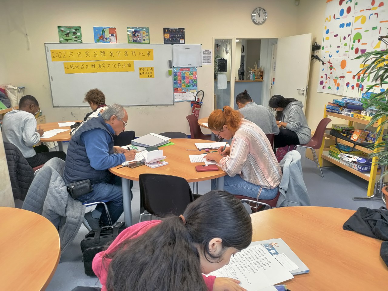 學生聚精會神專注比賽