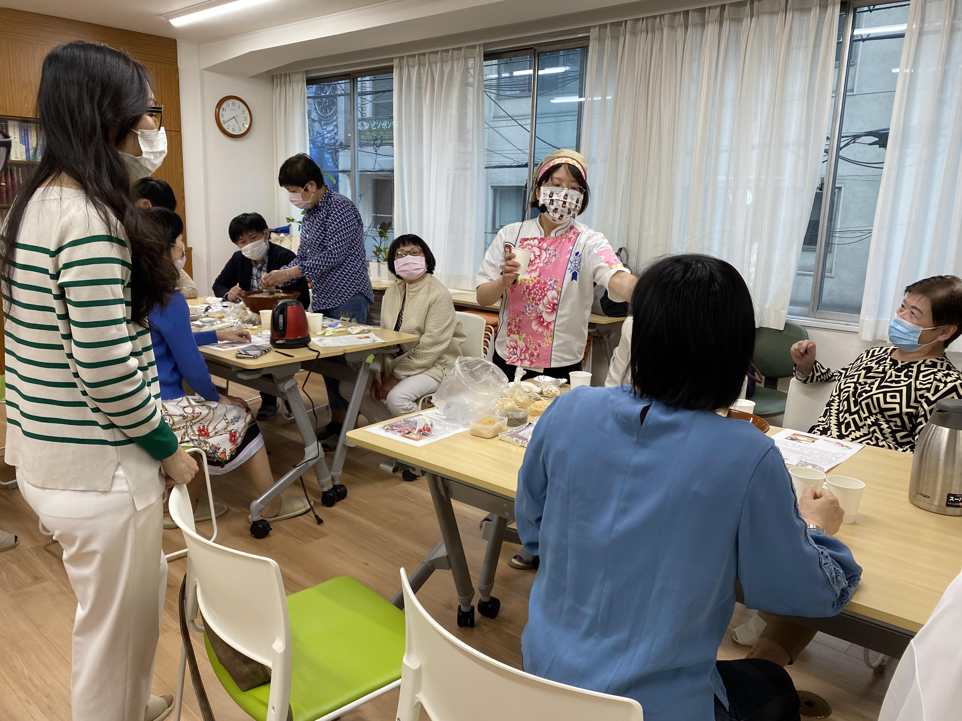 陳洳豔老師首先為大家說明客家擂茶及客家麻糬文化