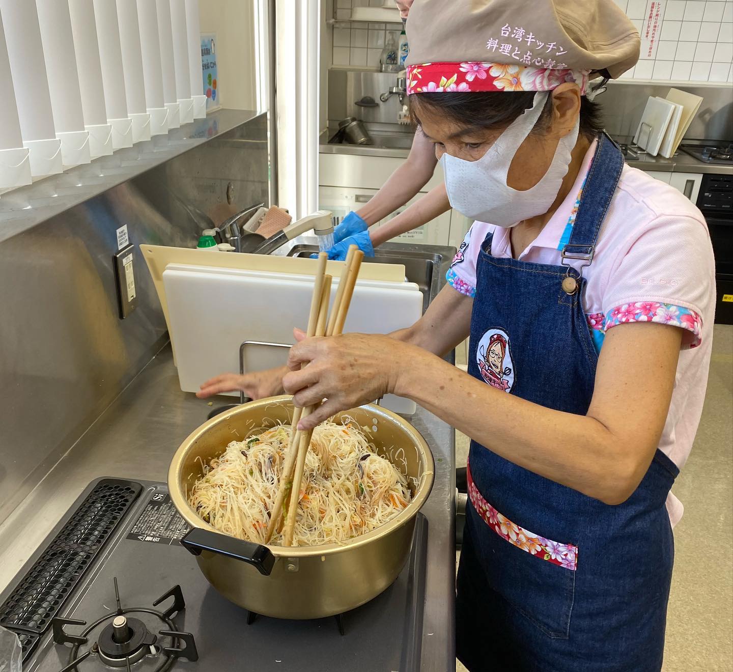 「大阪弁天町臺灣華語教室」負責人林美莉老師為大家準備的台式炒米粉