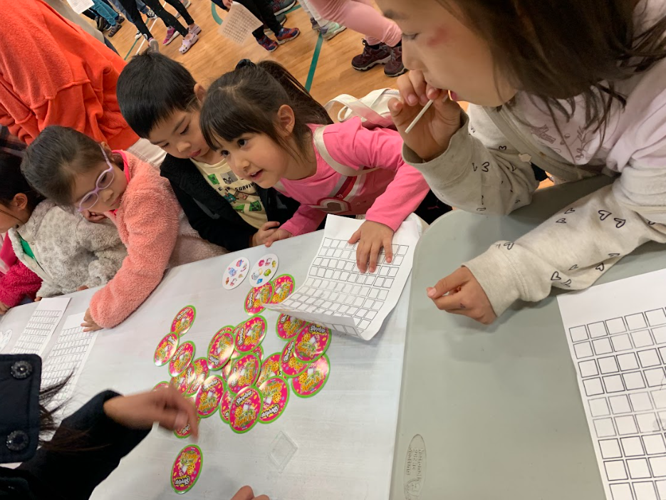 學生年齡小，使用 Spot It 圖卡