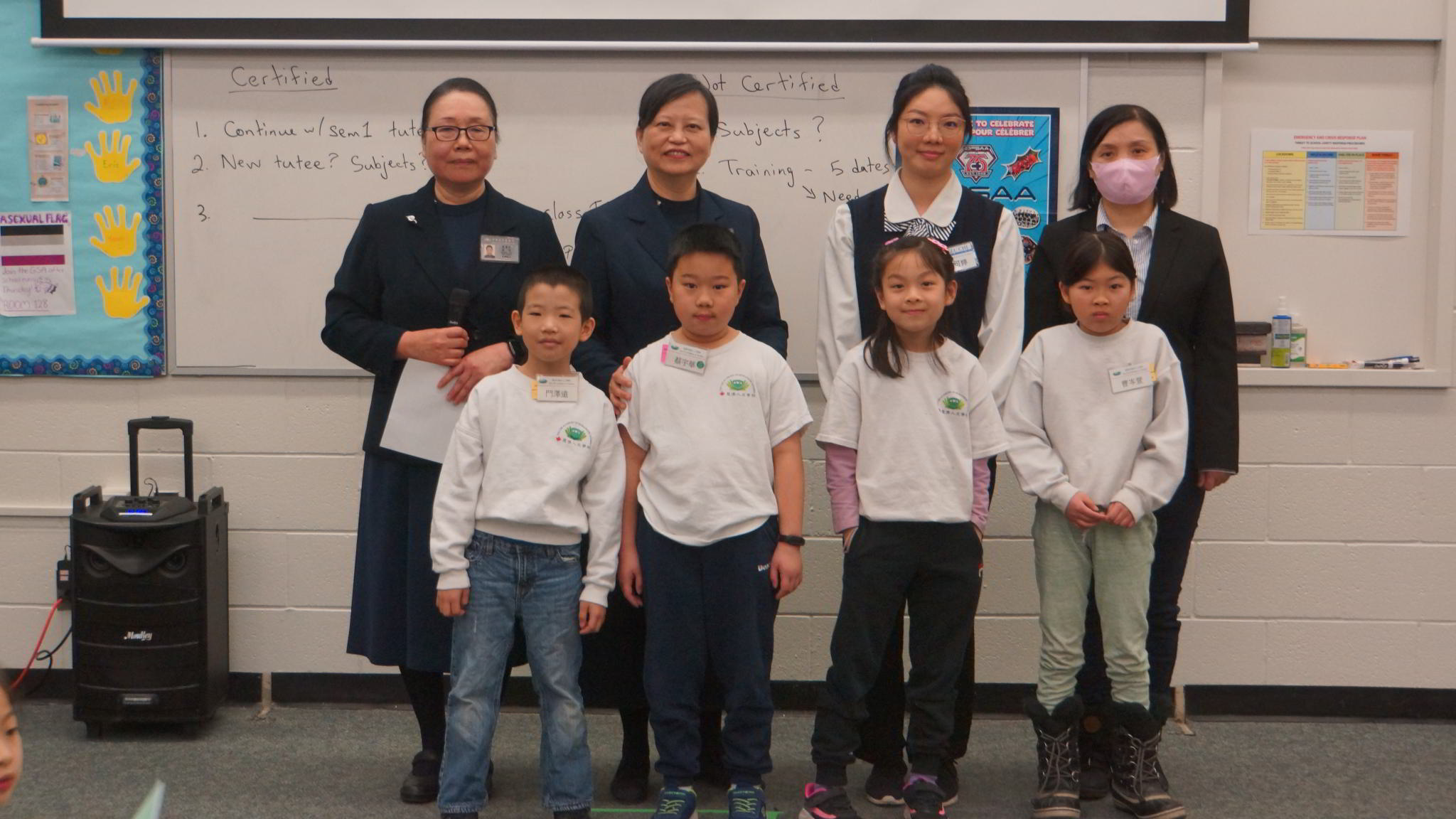 三年級陳可婷老師及邵校長、徐副主任、蔡主任與得獎者合照。攝影者：陳永錩