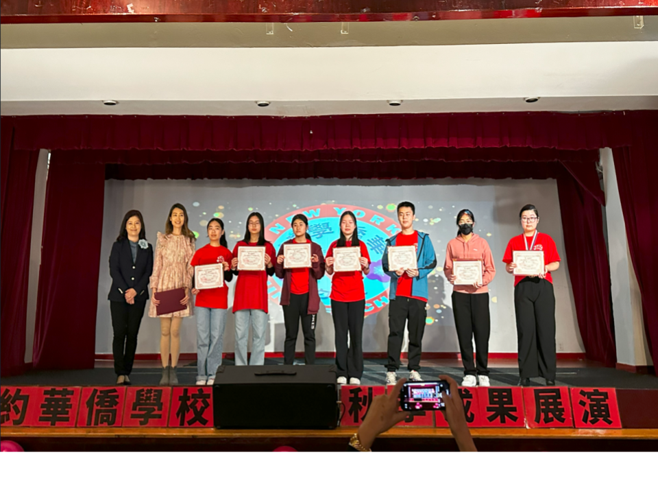 圖為家長代表中華總商會副會長鄧穎瑜頒發優秀義工獎