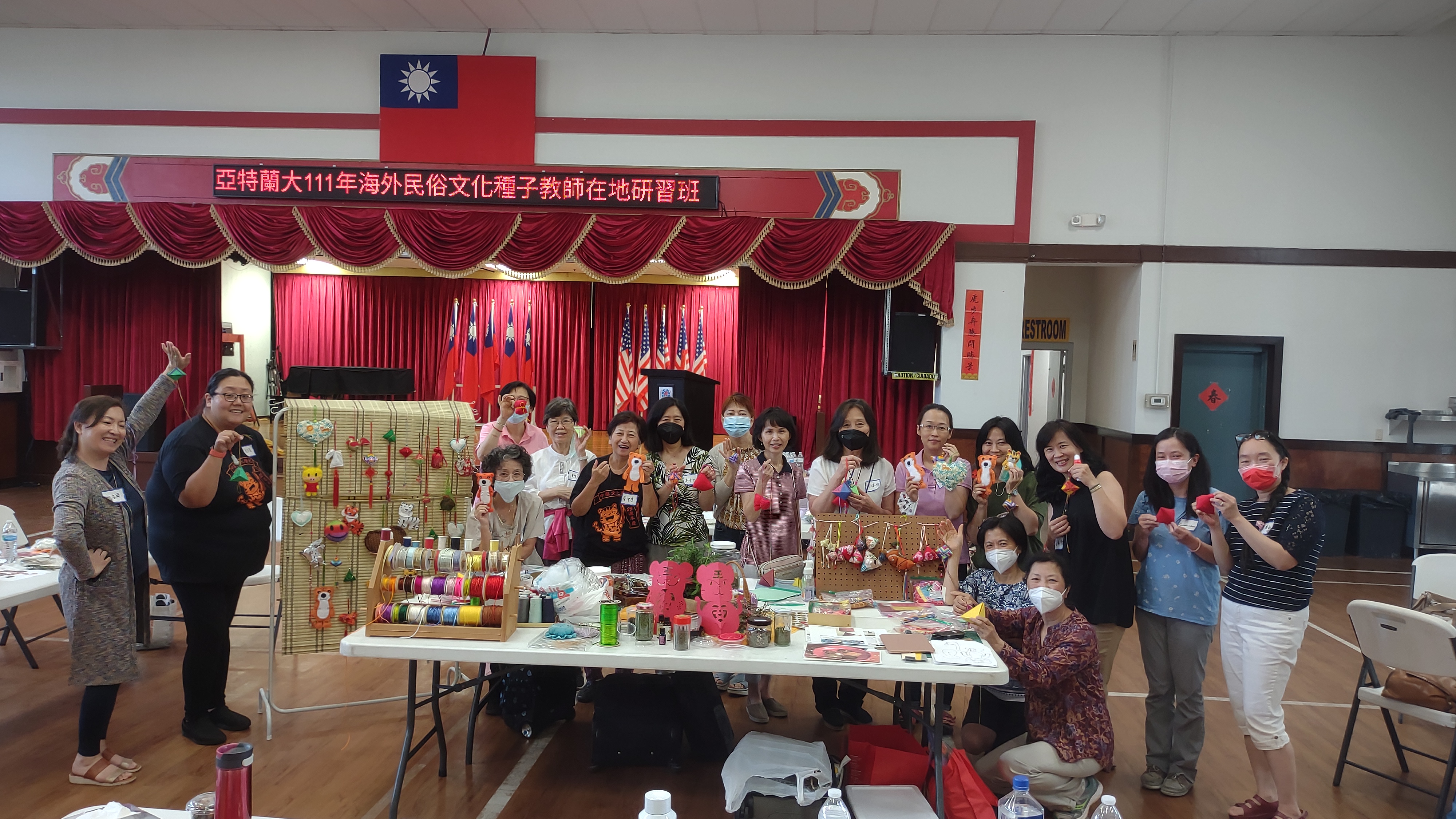 文化種子教師們展示研習作品。