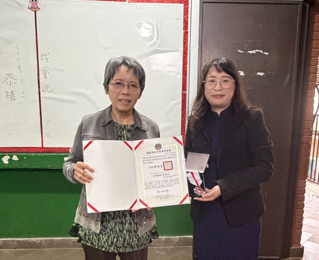 副領事吳婉郡(右)頒發勳章及感謝狀予老師曾夢萍(左)