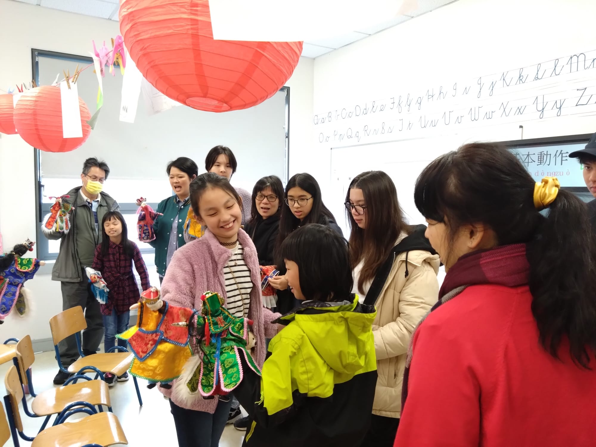 布偶做猜拳冠軍比賽