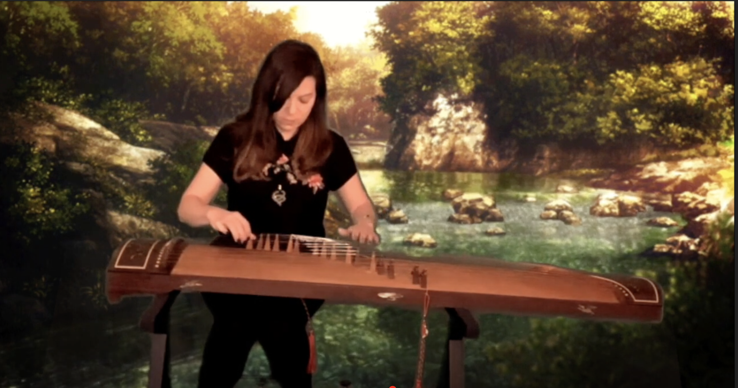 學生家長介紹及表演古箏，觀眾大開眼界為之驚艷。