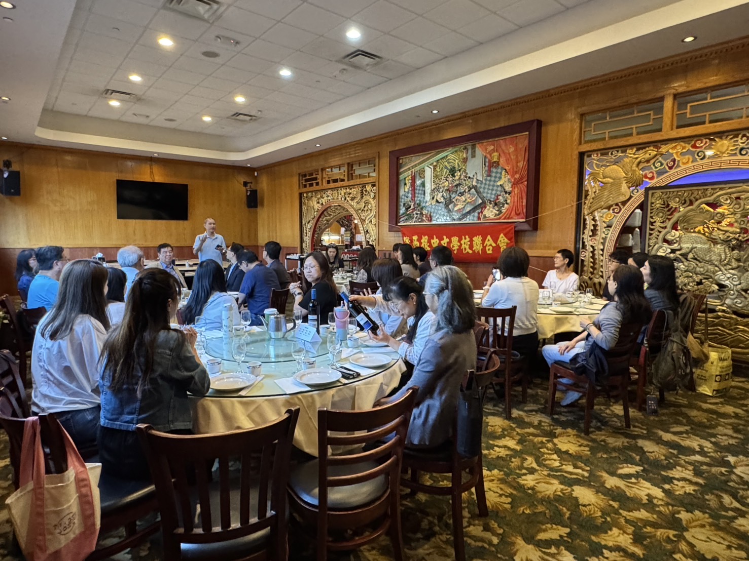 密西根中文學校聯合會會長李君堂熱情歡迎各位老師們一起參加教師節敬師餐會
