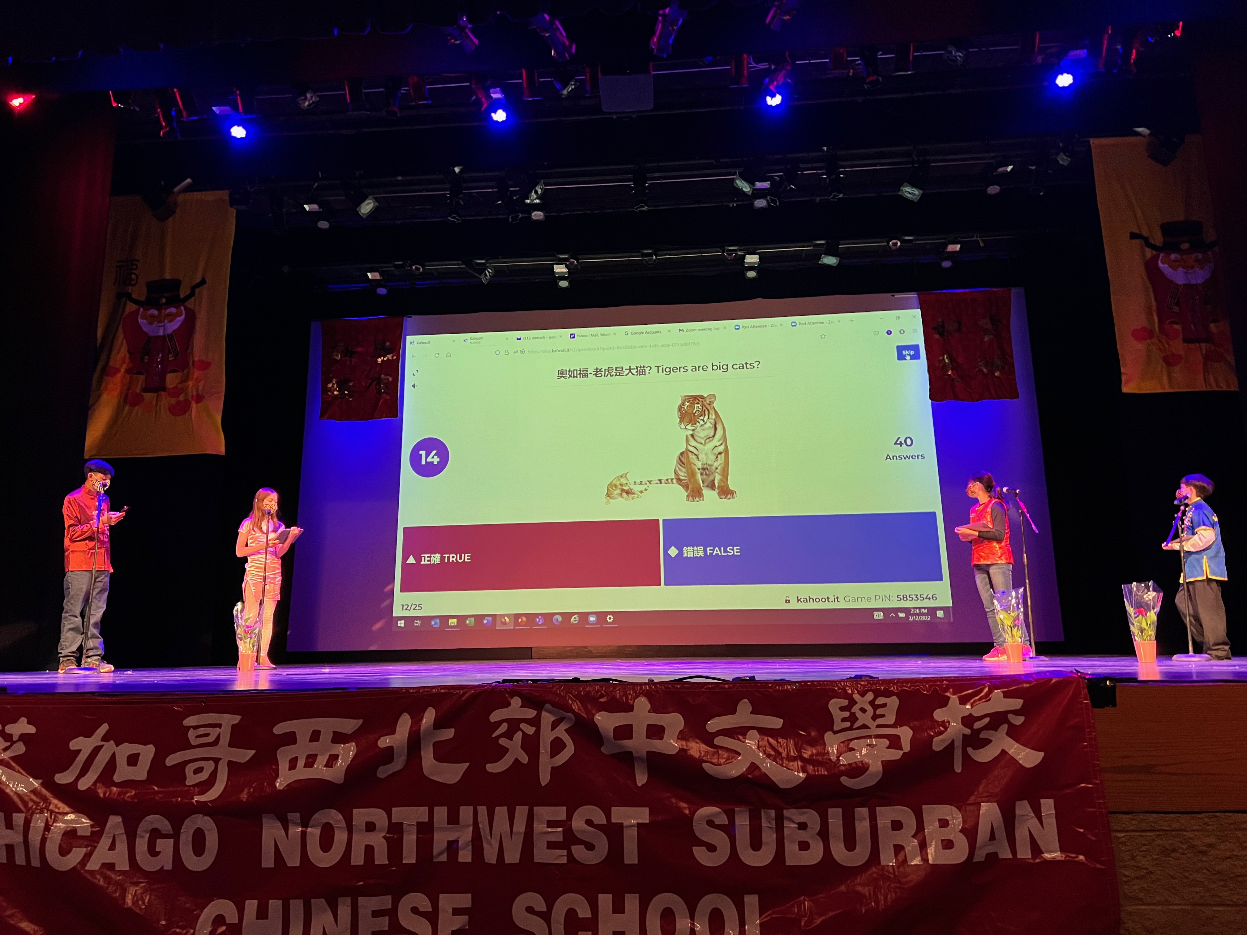 六年級請大家用智慧型手機加入 Kahoot 線上闖關遊戲，挑戰關於老虎的常識。