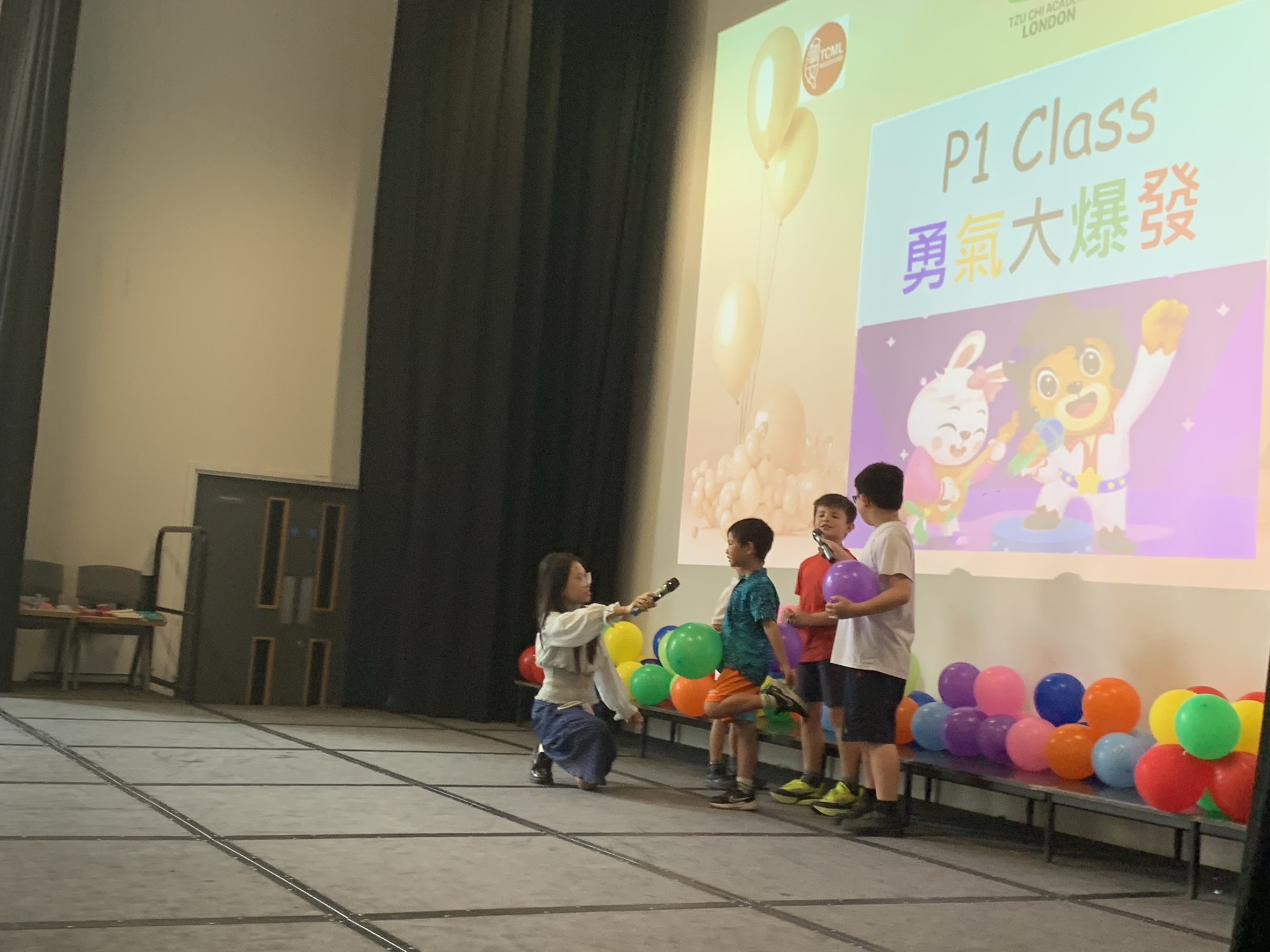 P1班小朋友在舞台上演唱