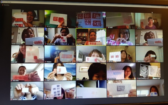 學員們展示自己雕刻的印章