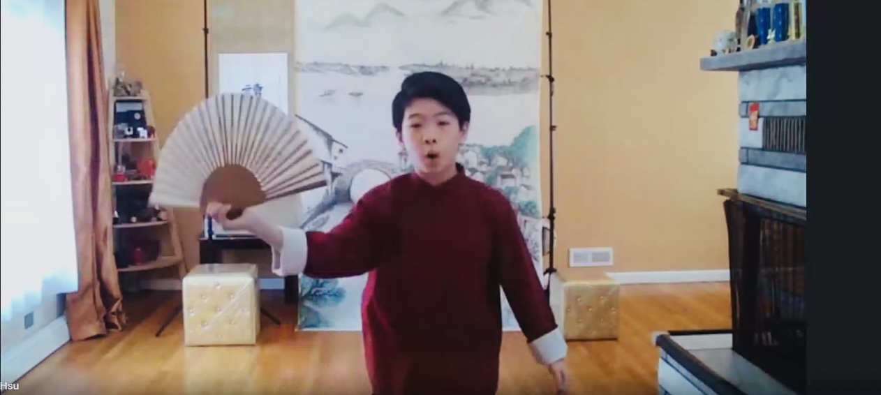 新澤西中校協會線上詩歌朗誦比賽，中年級組第一名北部慈濟人文學校李博荃，以說詩人造型介紹詩詞內容。