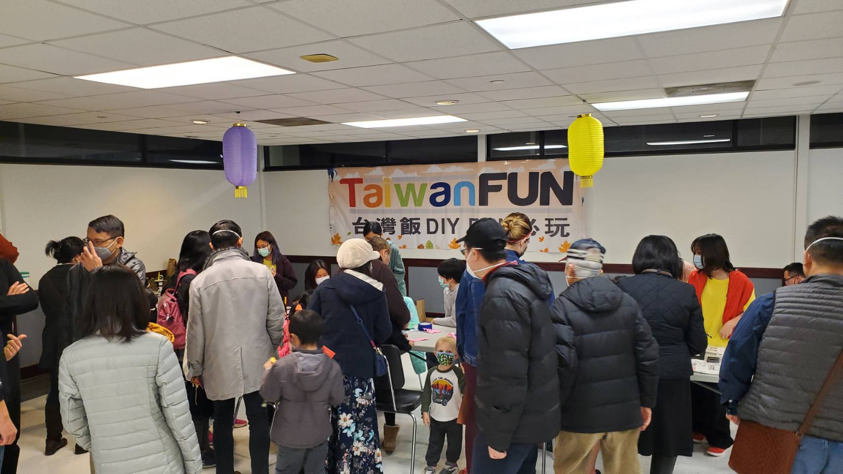 在地民眾體驗文化攤位