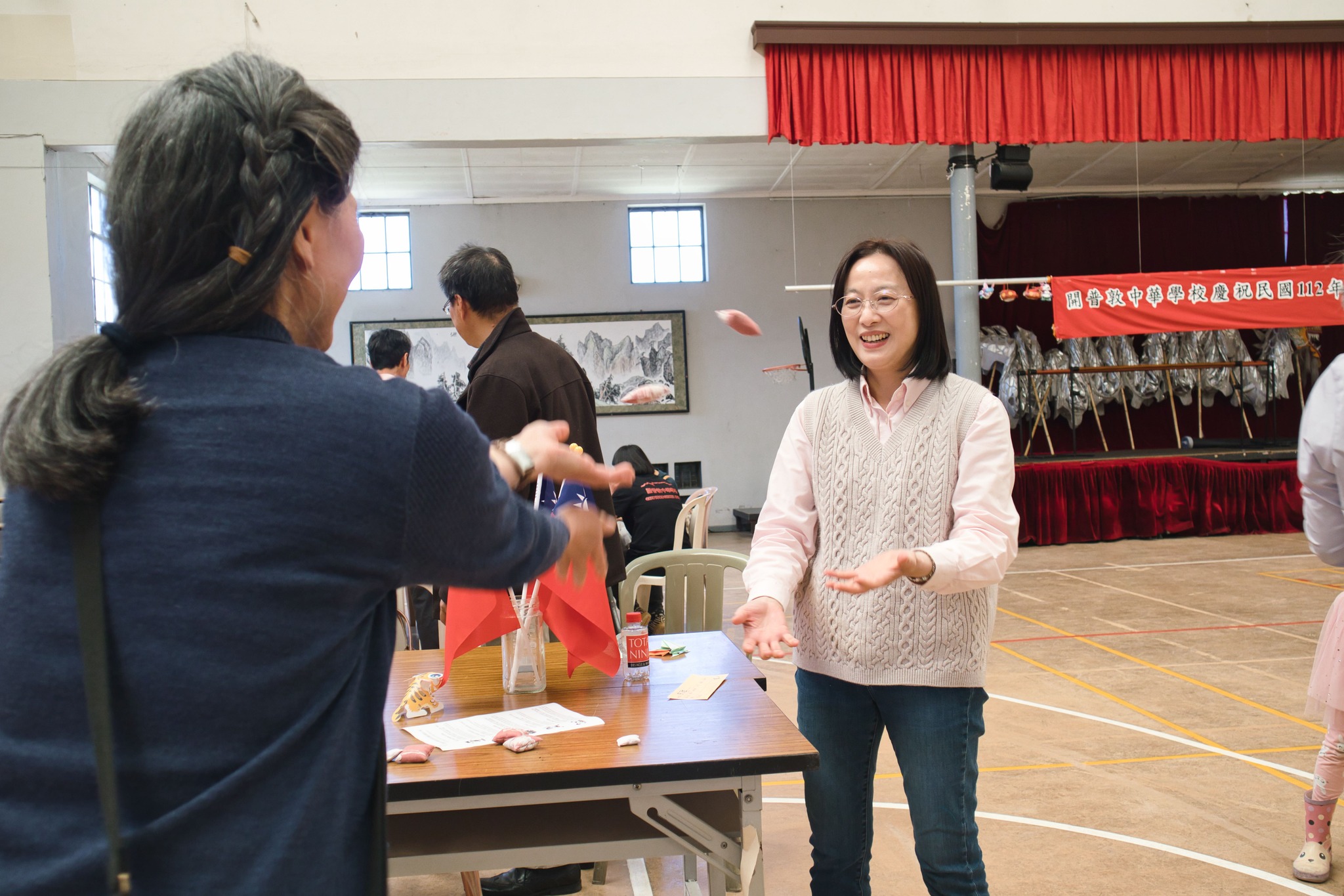 駐開普敦辦事處處長陳瑩莉與施麗娟(背對者)玩沙包