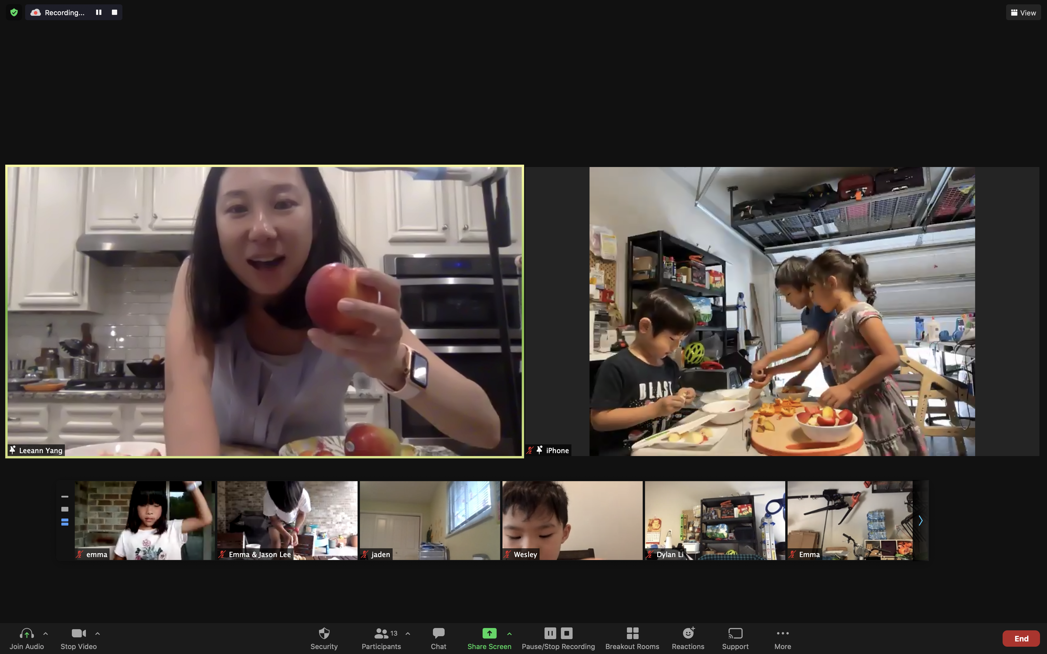 楊老師帶領小朋友製作水果沙拉