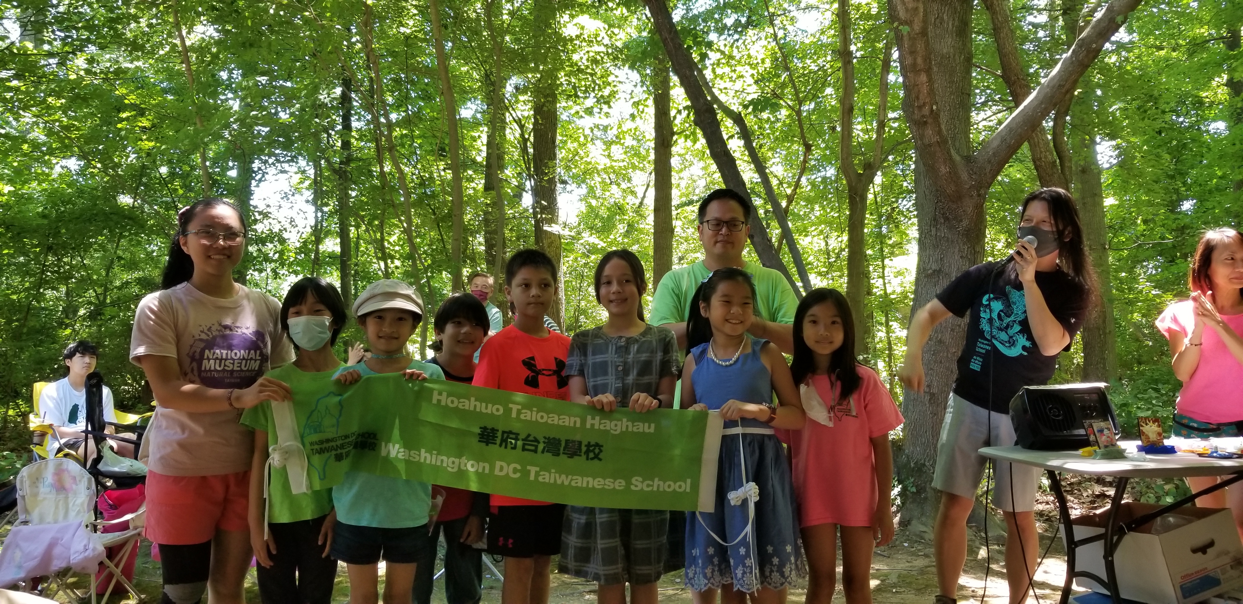 老師和學生上臺頒獎