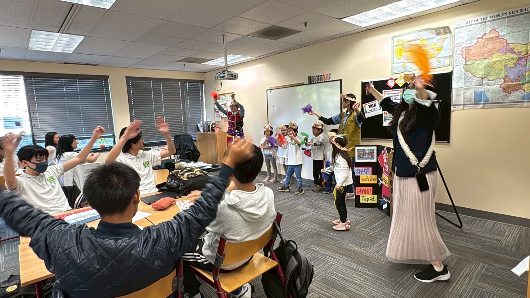 高階班大孩子們跟著音樂一起律動雙手。