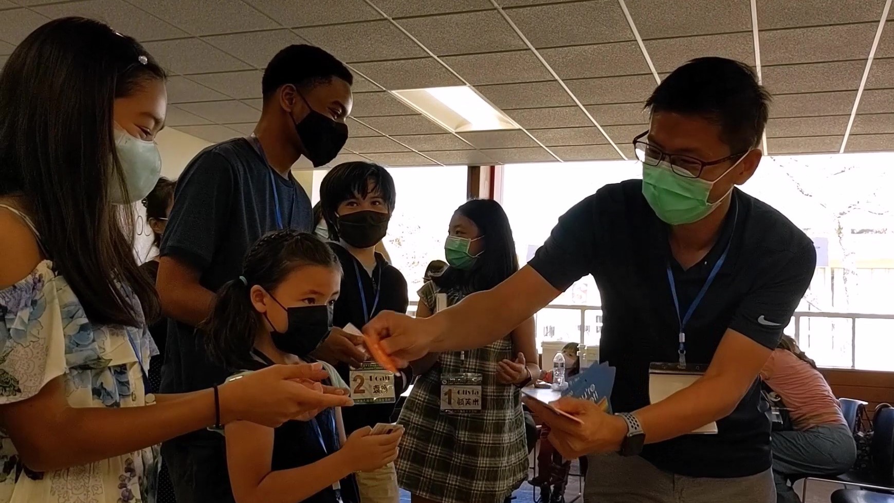 校長頒發禮卡給所有參賽者