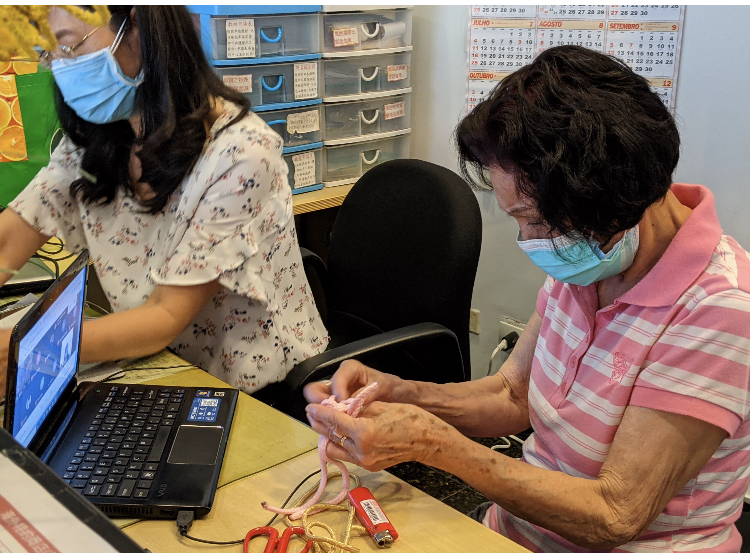 林呂千慧老師（右）與趙士縈會長（左）於課程中做示範教學。