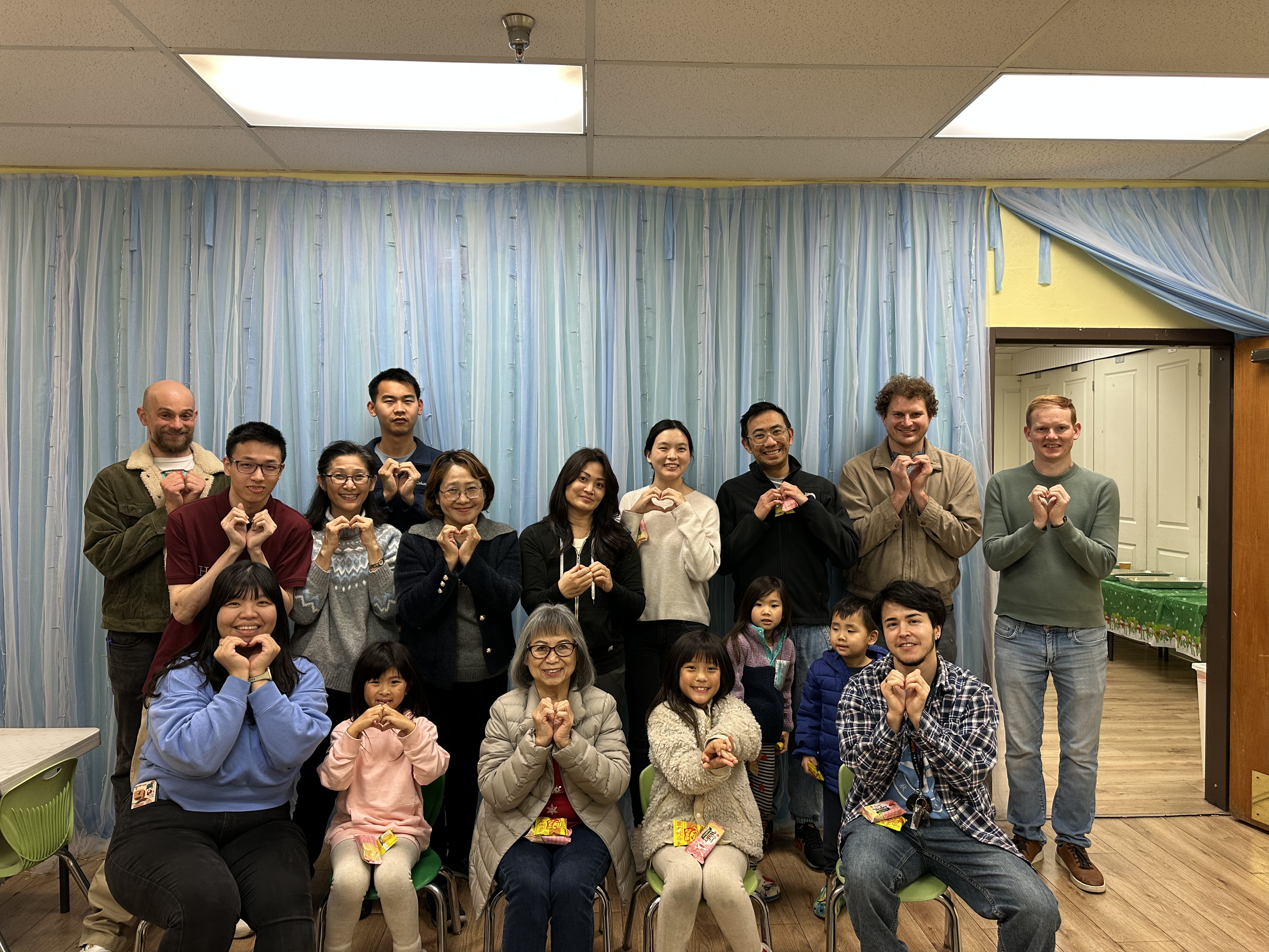 活動尾聲，師生合影留念，並相約明年再見。