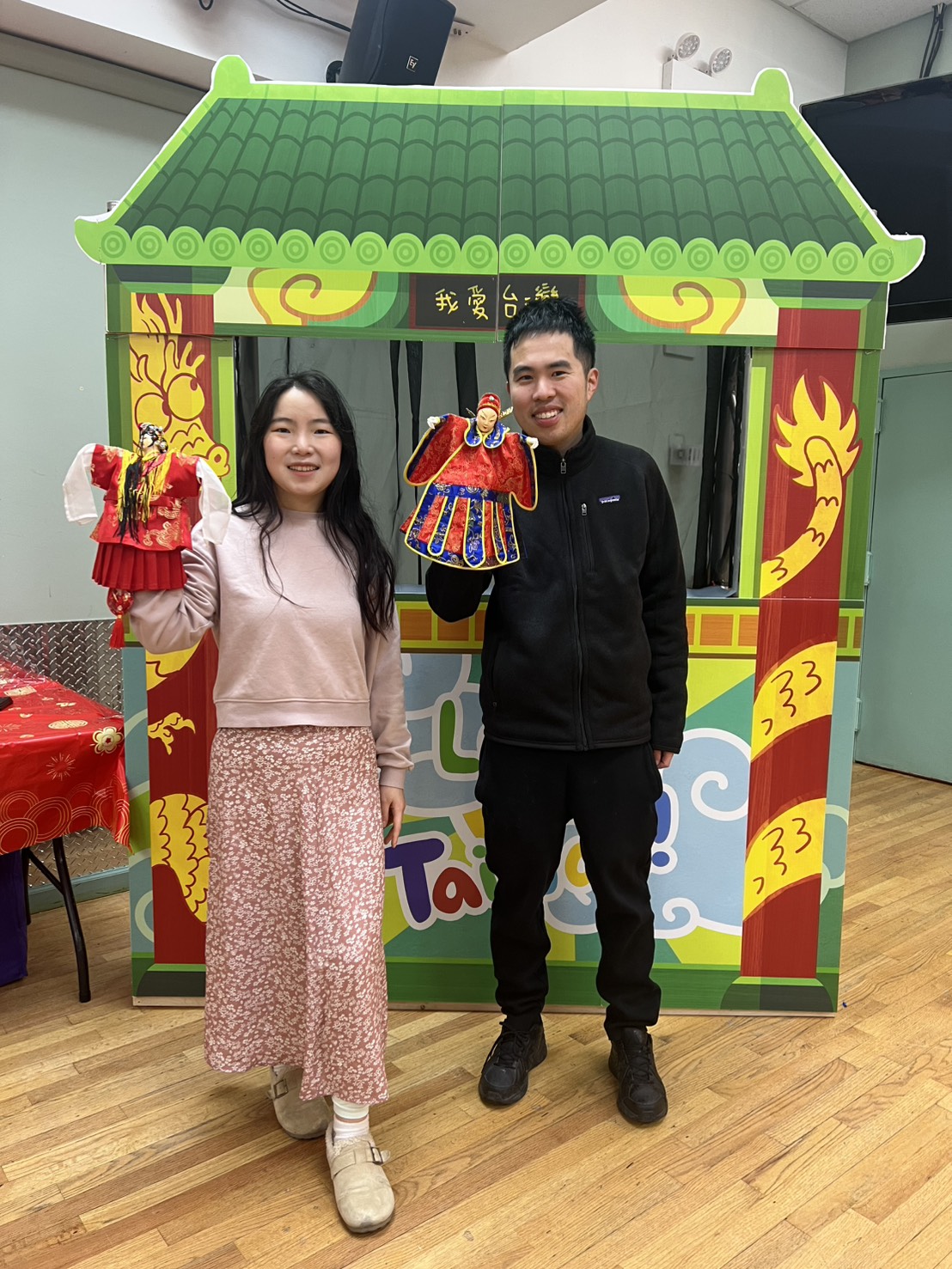 民眾體驗布袋戲