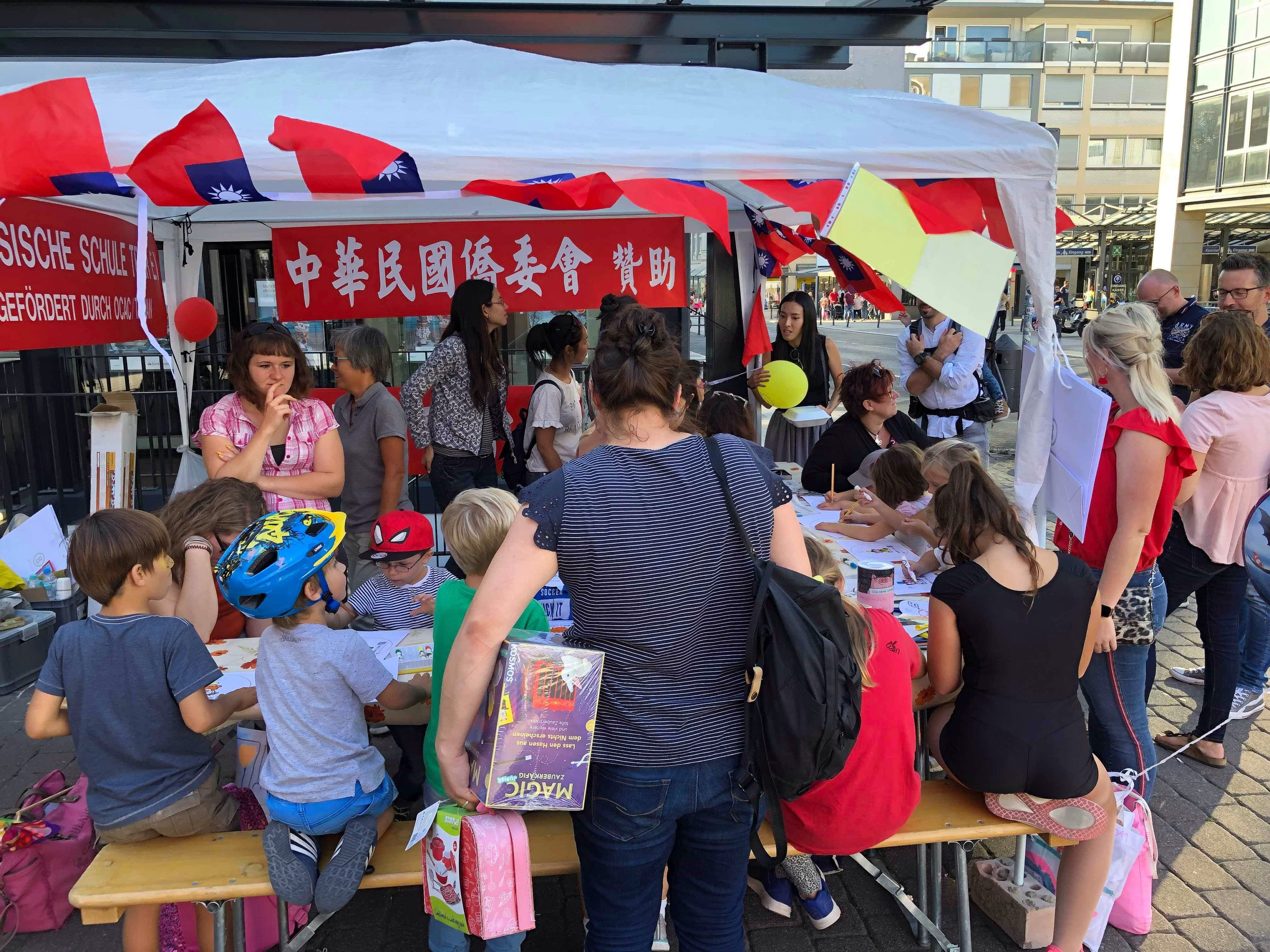 製作生肖扇子活動深受小朋友歡迎