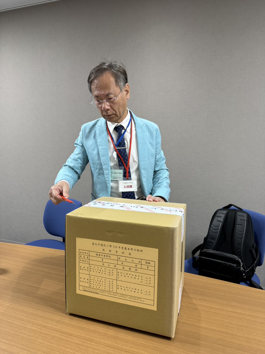 由台灣來的研究員嚴正地開箱作業