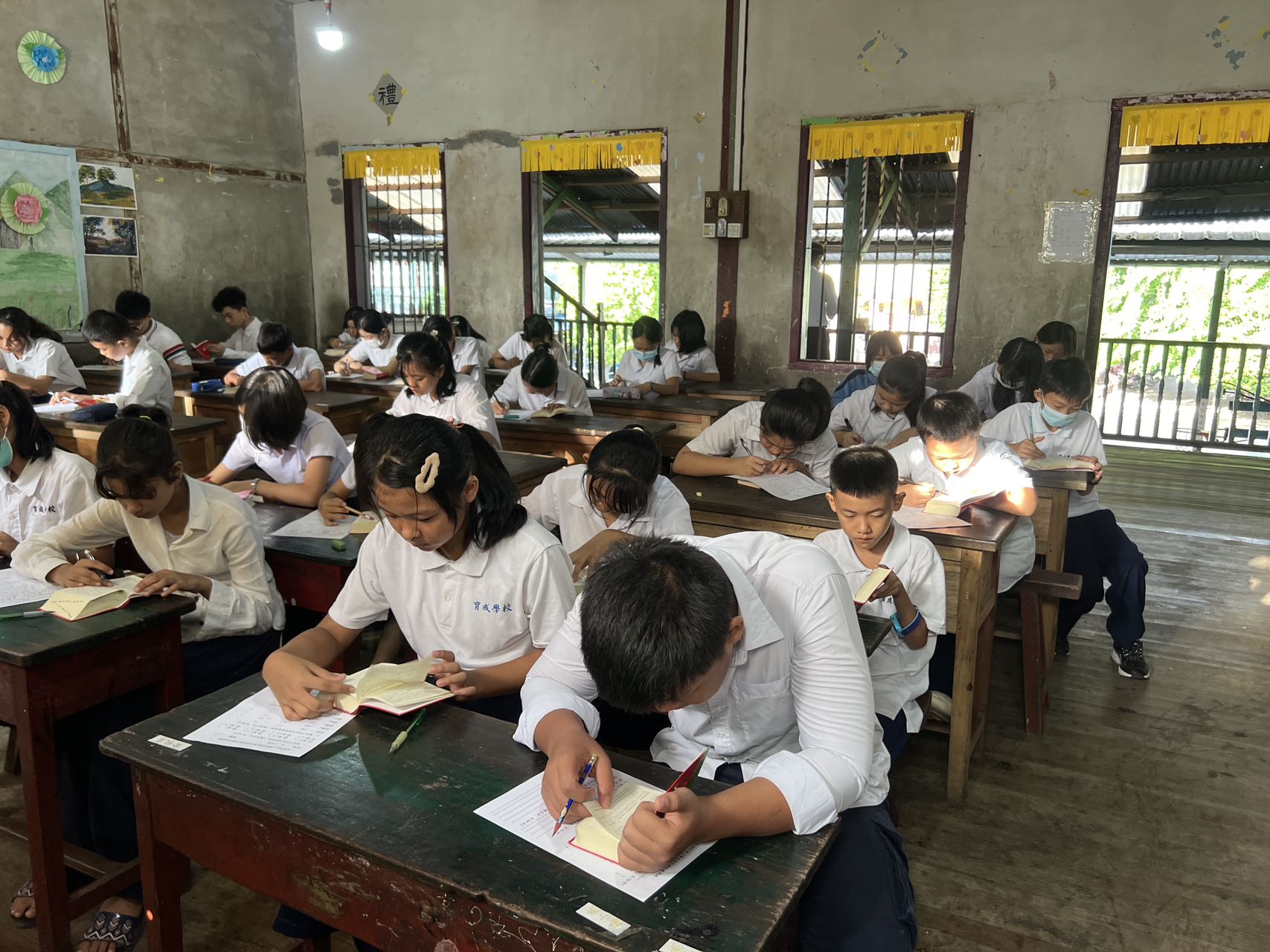 參賽選手在聚精會神的查字典