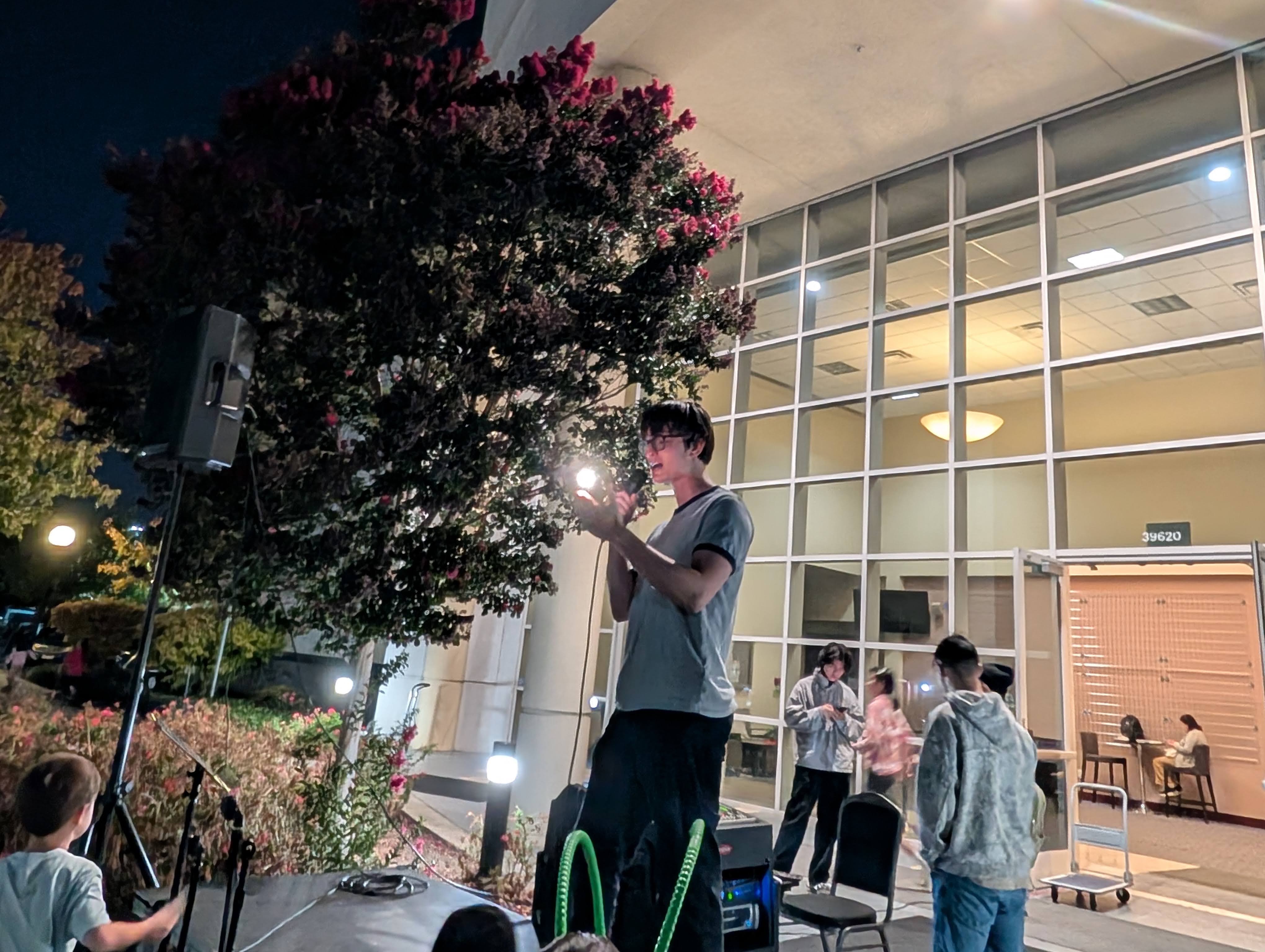 學生馬亞龍也精彩登台獻唱展現亮眼歌藝