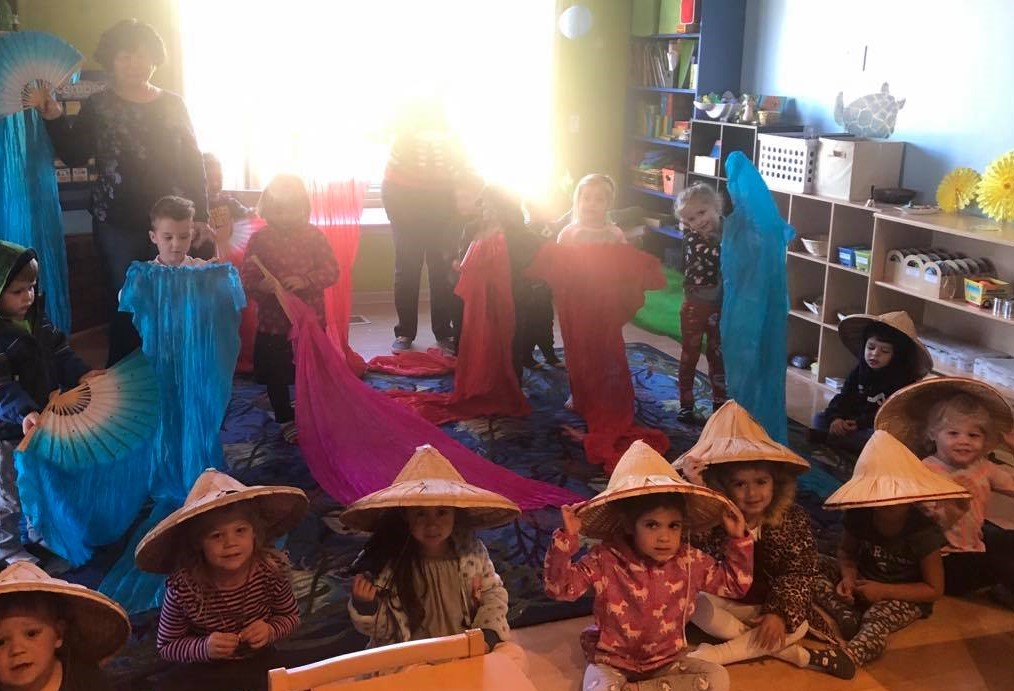 學生學習斗笠舞和飄扇舞