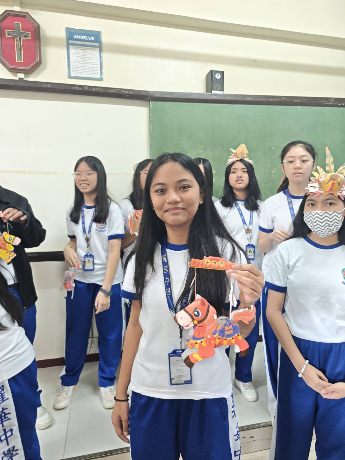 那牙耀華中學學生專心組裝馬年生肖小提燈。