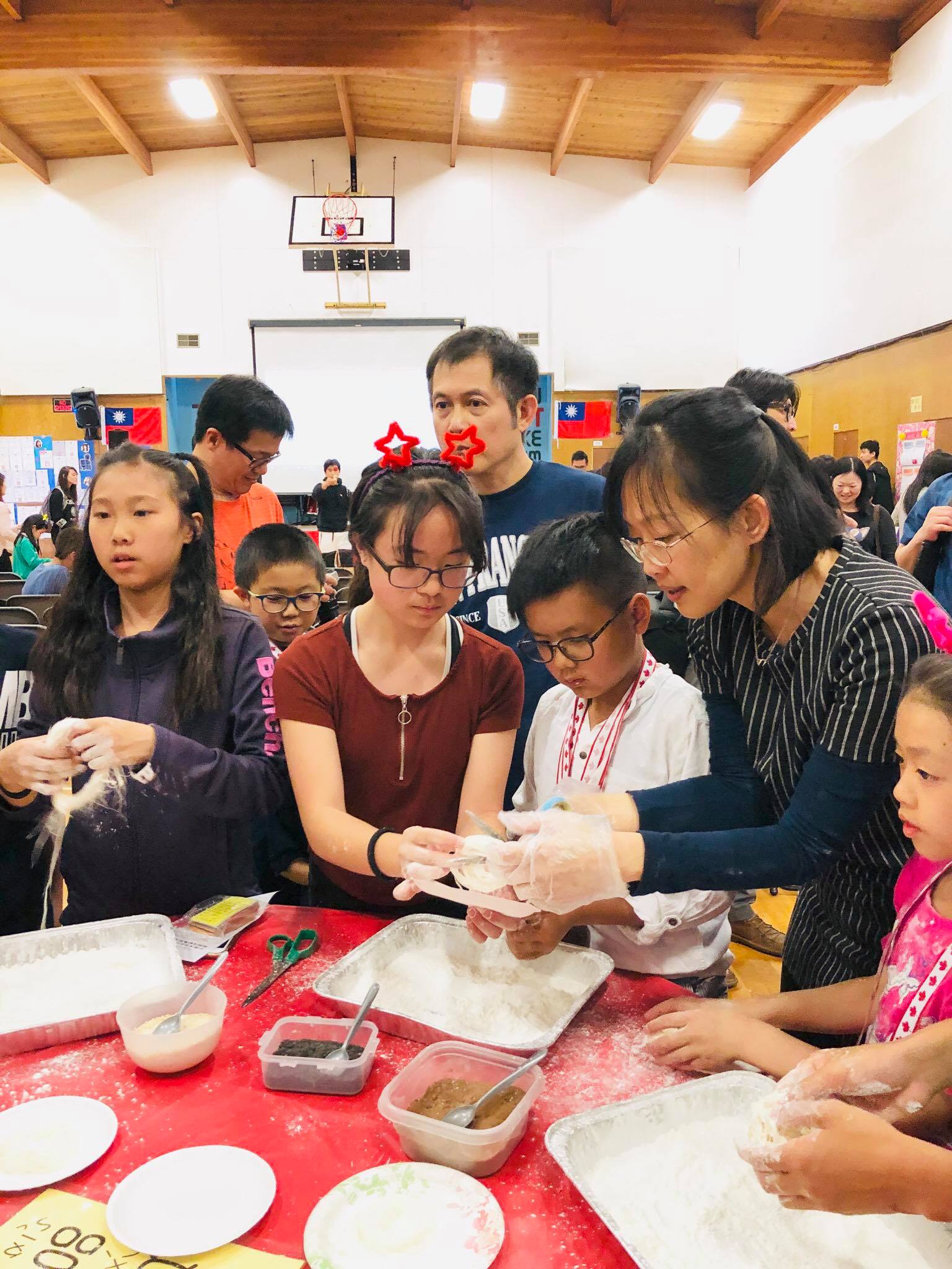 小心翼翼地拉龍鬚糖