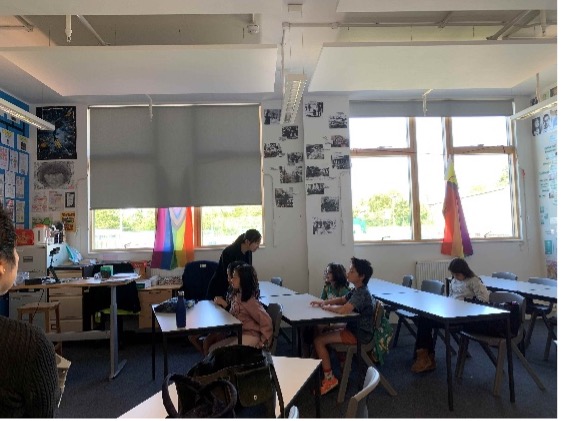 慈濟大學華語中心教師有著嫻熟的線上教學技巧，課程流暢，深具個人教學魅力，帶給學員全新的學習體驗，同時教室裡有原班之華語老師一旁協助學生。