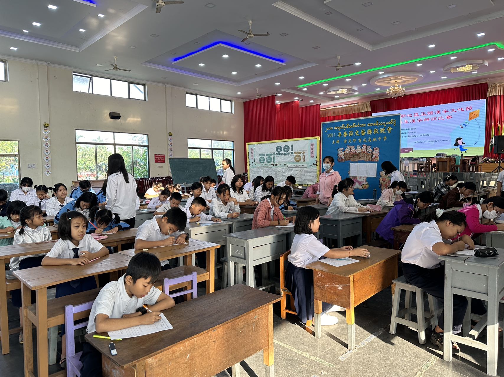 小學部參賽學生和老師一景