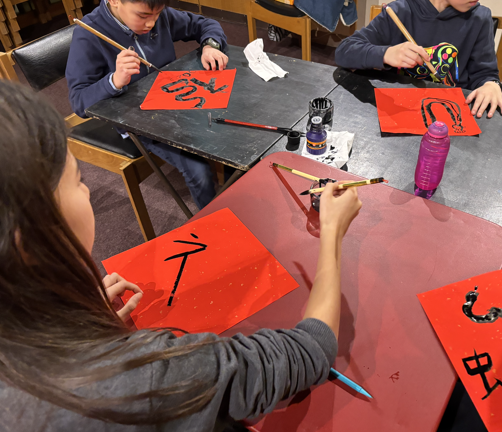 學生們亦參與了剪紙、書法、國畫等傳統藝術課程的學習，透過實際操作體驗中華文化之美，提升藝術素養與文化理解。
