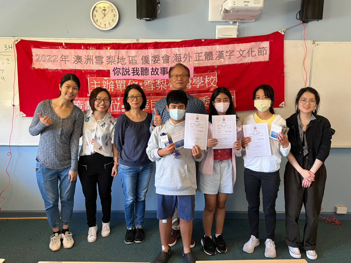 評審老師們與前三名合影