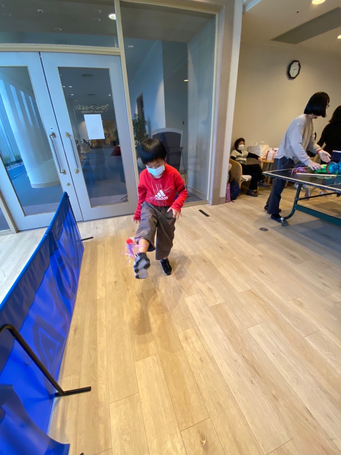 興致高昂地挑戰著踢毽子。