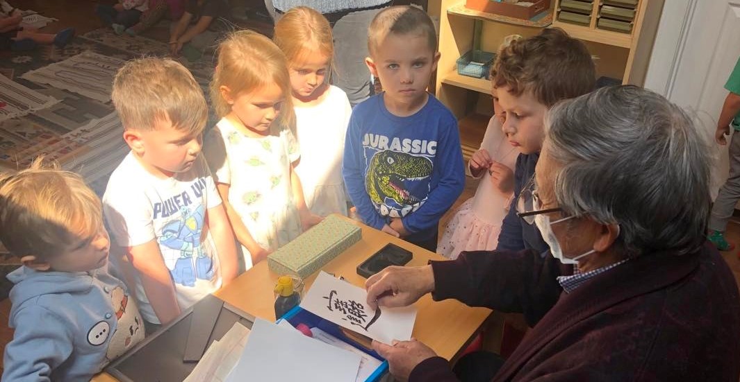 主流學生觀摩正體漢字書寫