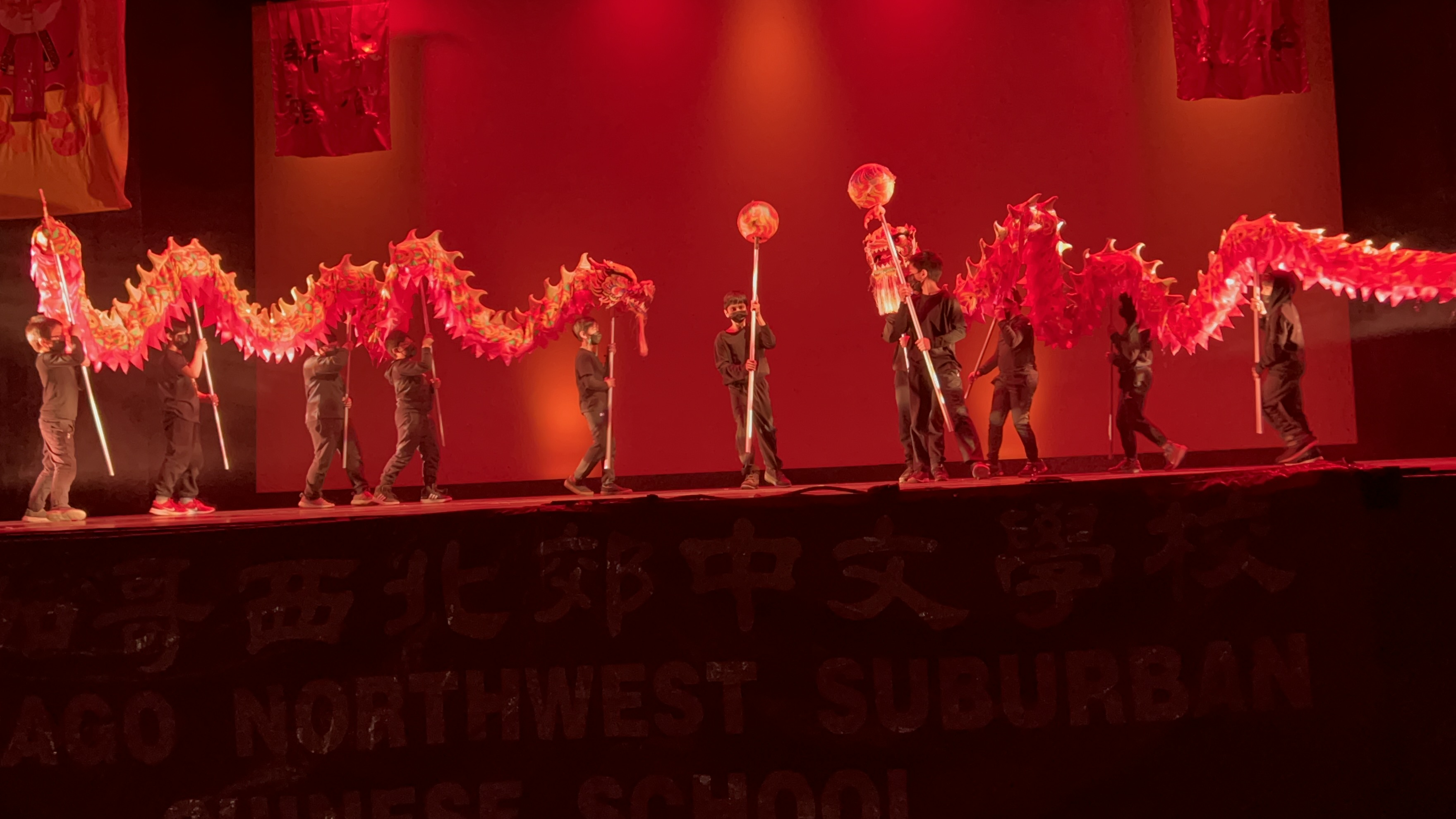 三年級，四年級的舞龍表演。