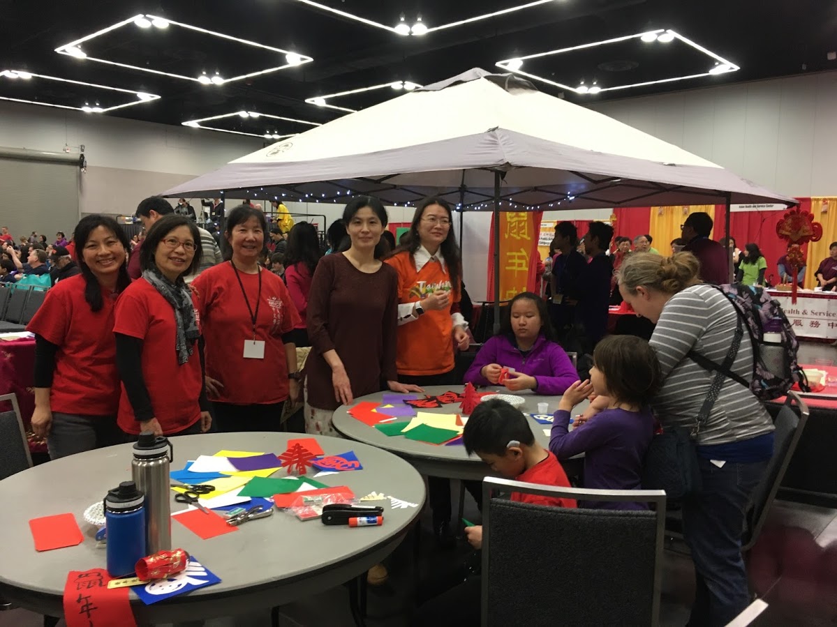 老師們教做手工藝。