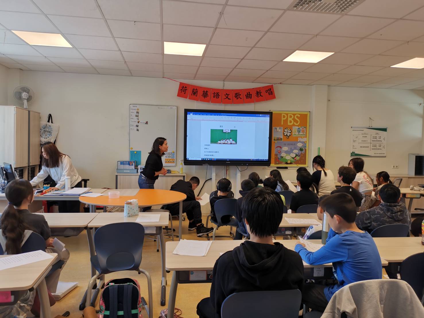 國字六班謝素玲老師，教唱「童年」