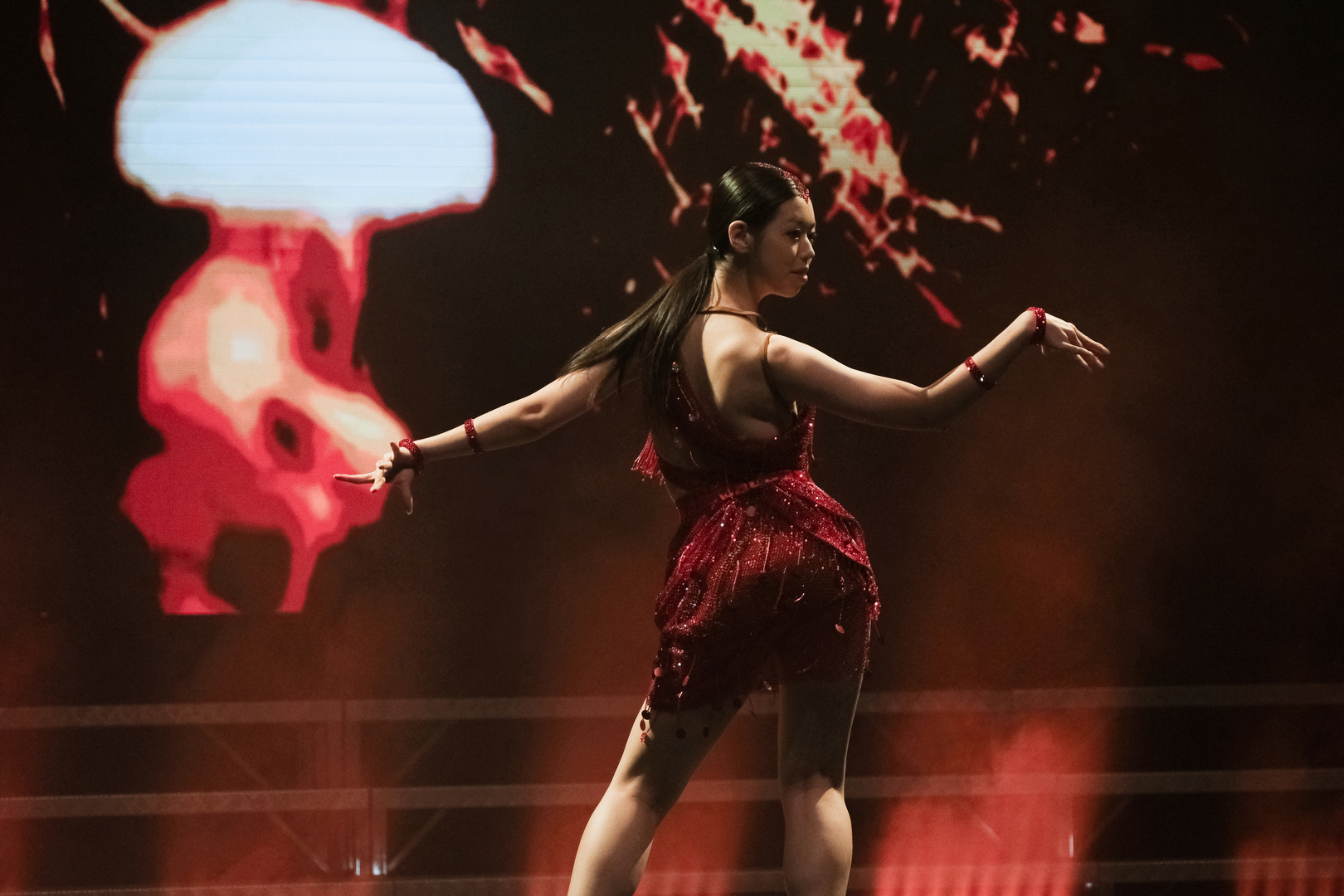 趙翊同以拉丁舞蹈呈現的表演《燃》