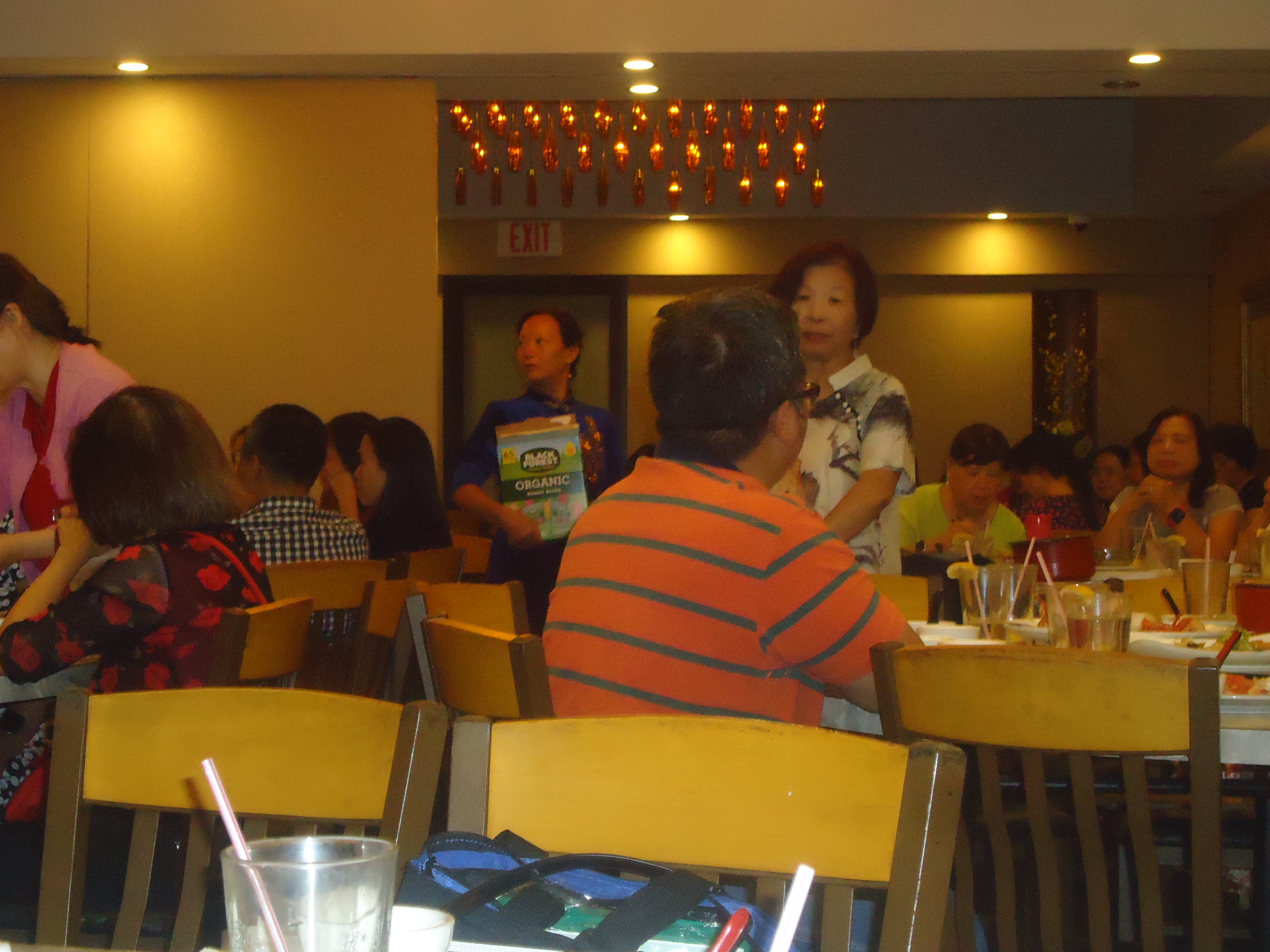 聚餐餘興節目由會長林琬真主持猜謎節目