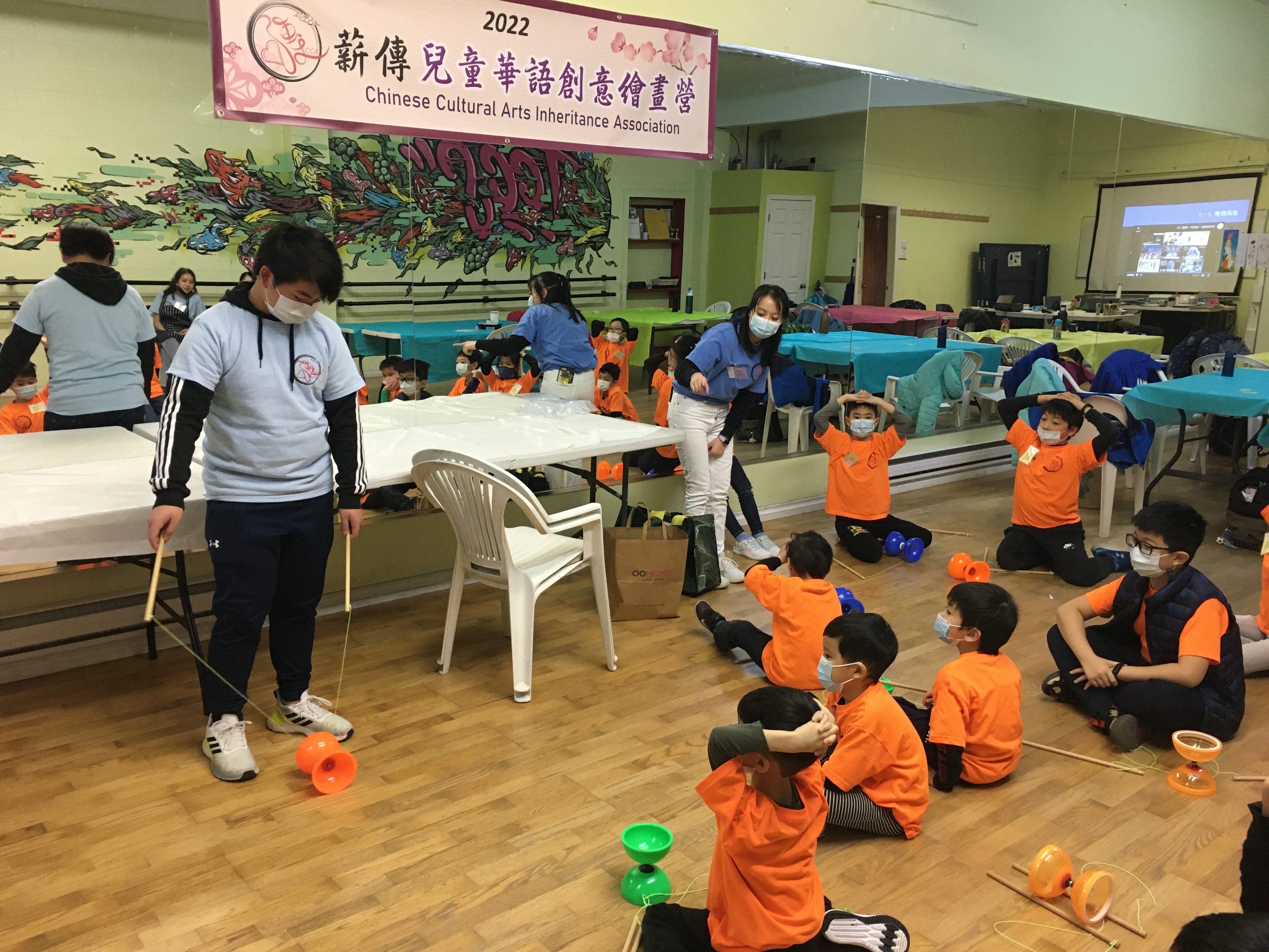 小朋友專注的學習扯鈴