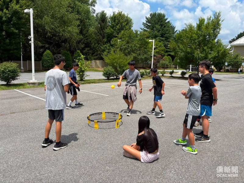 夏令營學員進行戶外團體遊戲