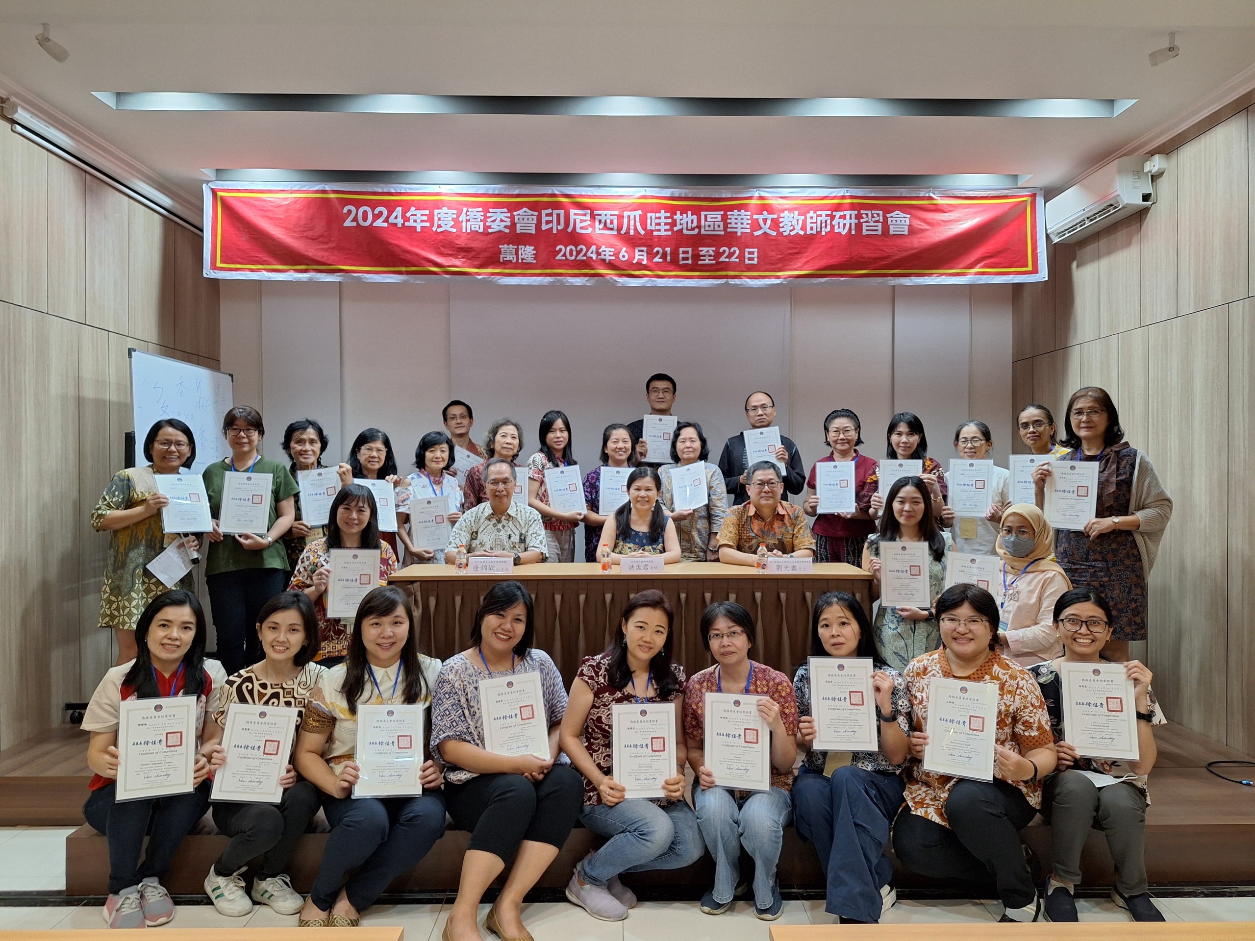 結業式-參加的老師們一起合影留念