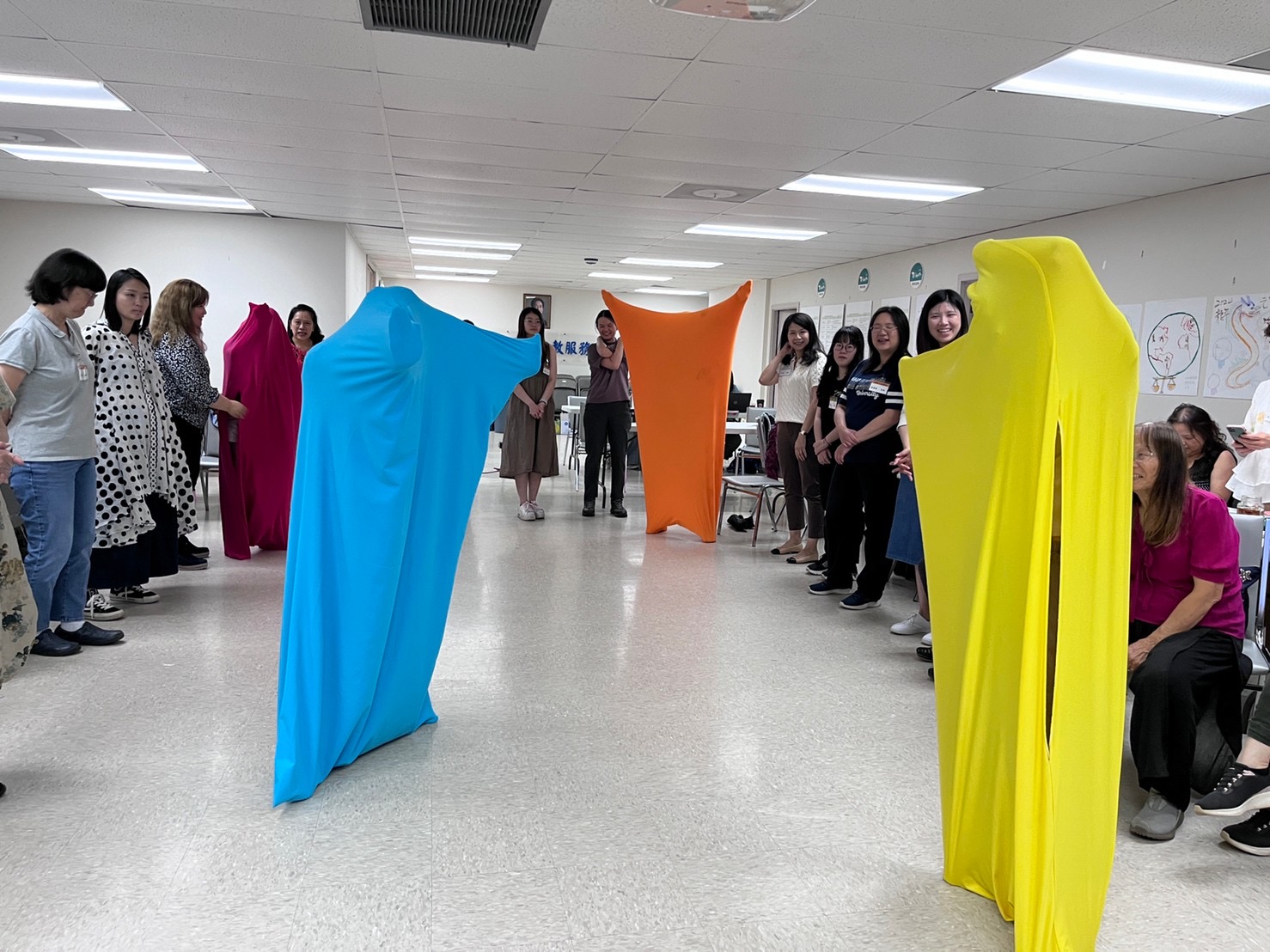 蘇珊老師有很多要「站起來」的課程內容