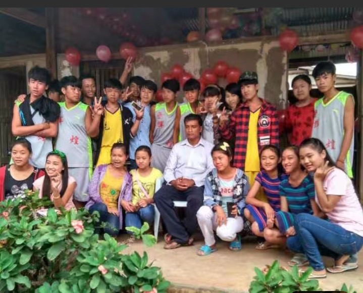 石兆林教師與學生合影