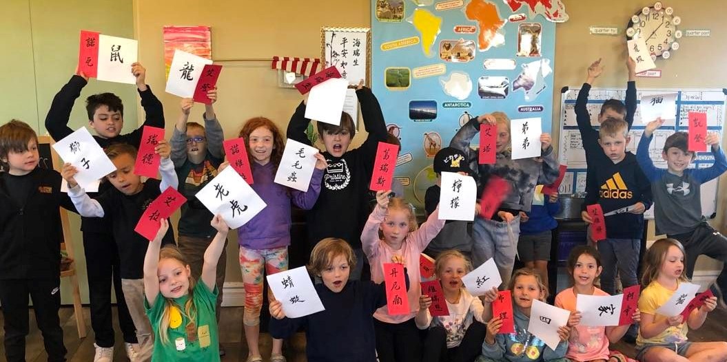 主流學生參加正體漢字書法臨摹描紅比賽