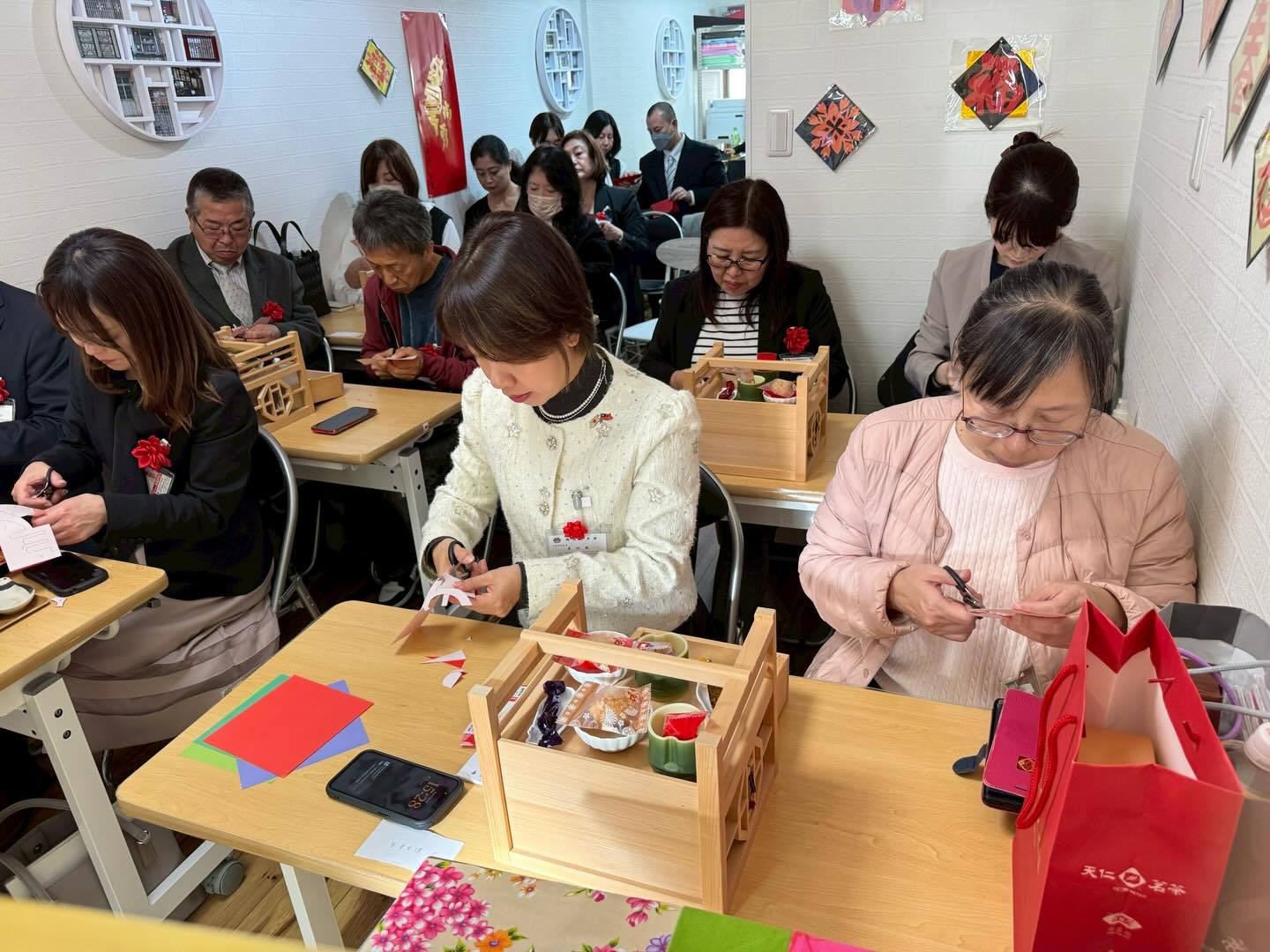 來賓與師生體驗臺灣剪紙文化